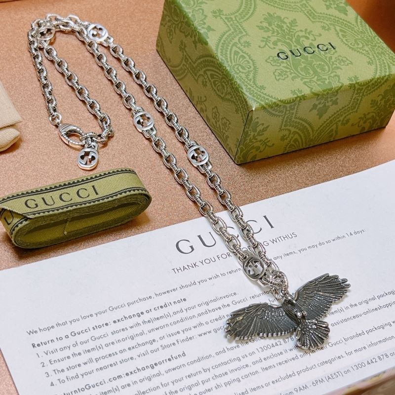 G*u*i necklaces